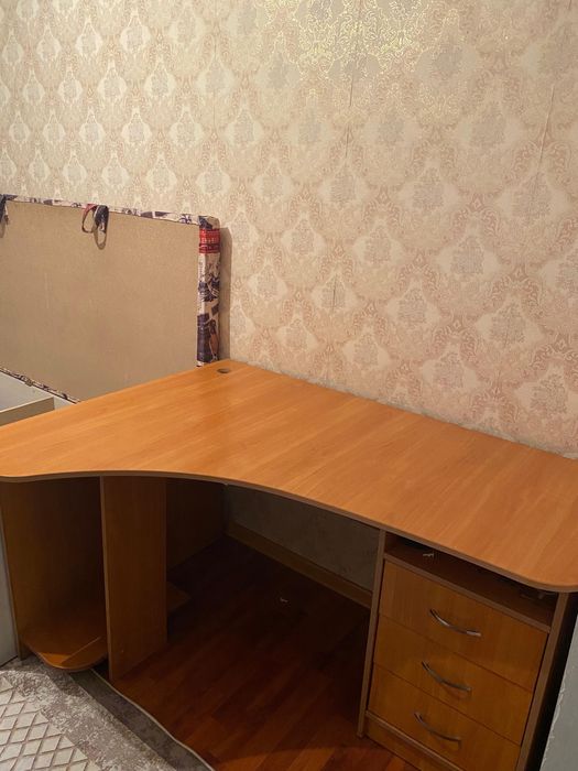 Деревянный компьютерный стол