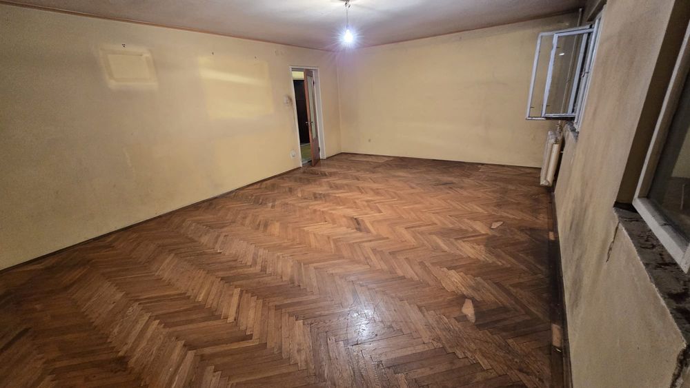 Proprietar vând apartament decomandat 3 camere 90 mp Brad zona Spital