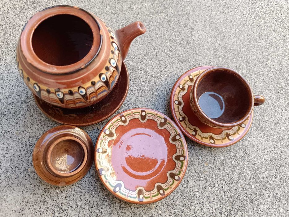 Керамичен чайник с чашка и чинийки