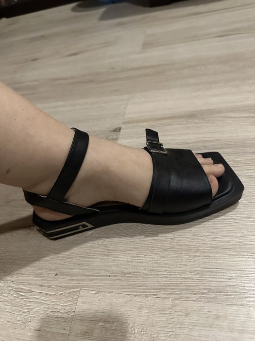 Босоножки кожанные