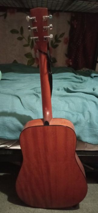 Профессиональная акустическая гитара бренда "Cort" со струнами Elixir.