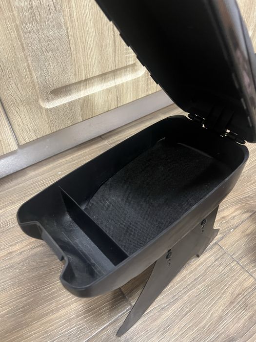 Подлакътник за кола.