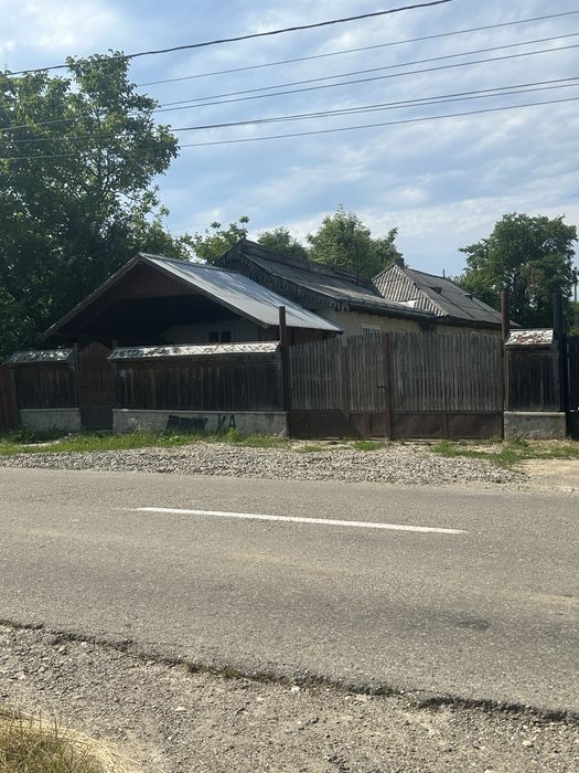 Teren cu casa batraneasca de vanzare