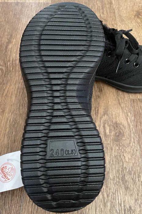 Кроссовки утепленные 38 размер НОВЫЕ