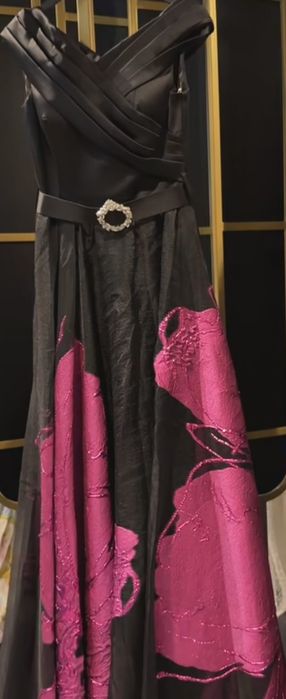 Rochie lunga neagra cu imprimeu roz