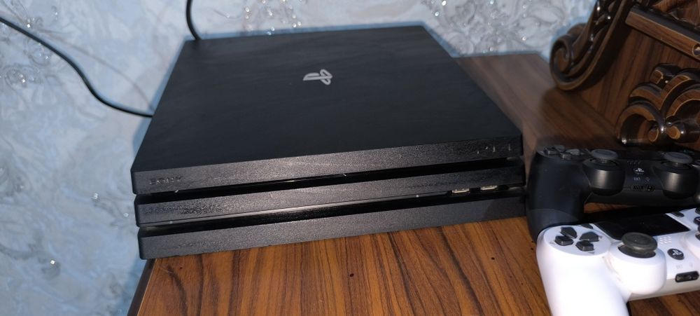 PlayStation 4 pro 1 T lik 5 oʻyinlar bilan holati yaxshi 2 ta jostiki