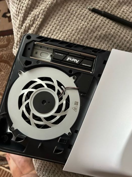 SSD Kingston 2000 ГБ.