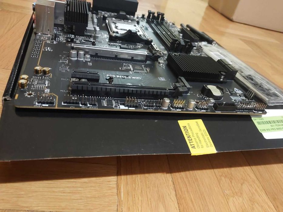 AMD Ryzen 5 7600X + MSI Pro B650-S Wi-Fi