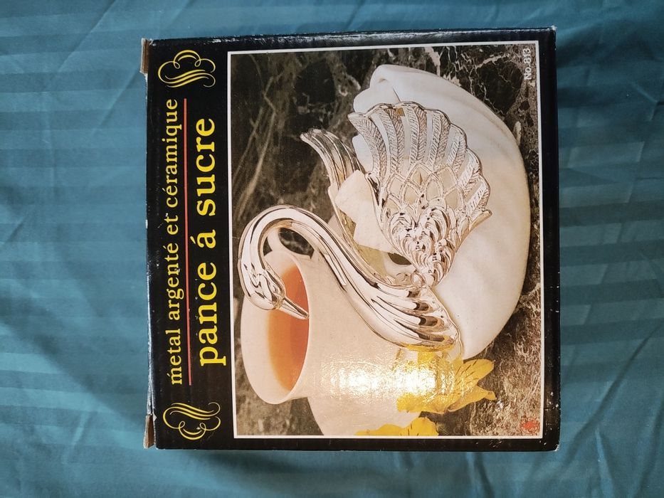 Красива порцелановата захарница