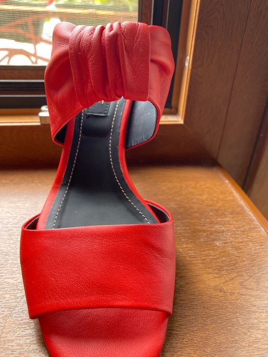 Vand sandale Musette 300 lei