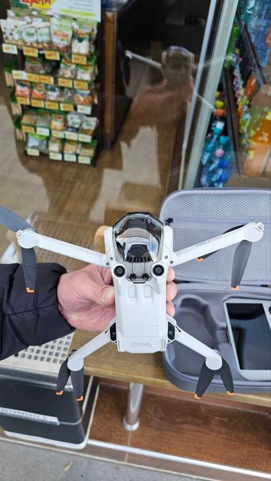 Продавам дрон DJI mini 3 pro