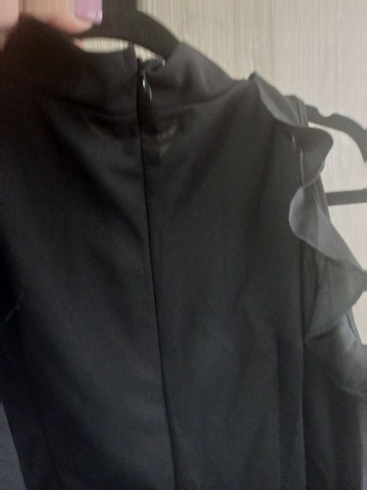 Compleu nou, elegant, format din fustă lunga dreapta , cu crapatura la spate,și bluza cu umerii goi și volane.
