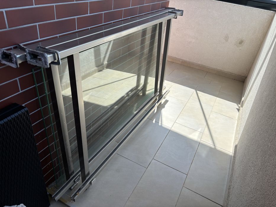 Balustrada geam cu profil de aluminiu