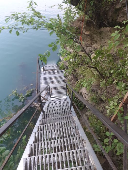 Vindem scări zincate la cerere