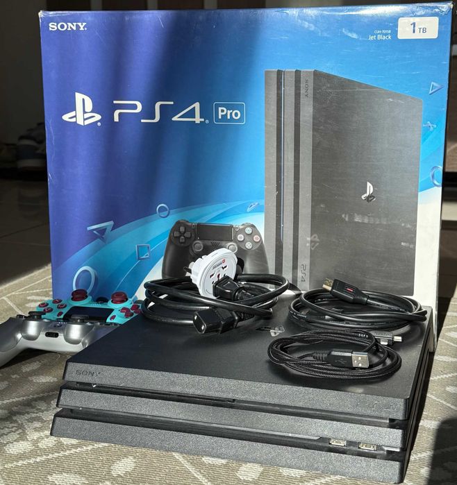 PlayStation 4 Pro plus 2 manete