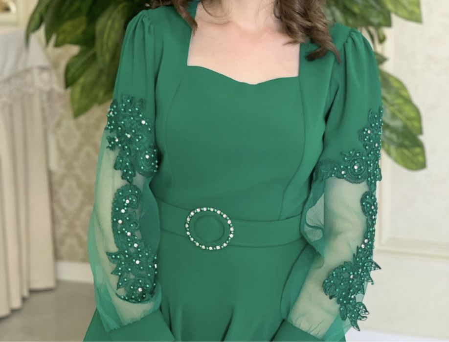 Зеленое вечернее платье