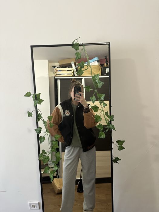 Продавам Бомбер h&m