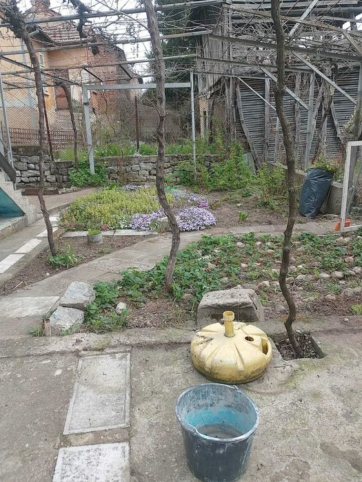 Продавам просторна къща с голям двор - гр. Димово