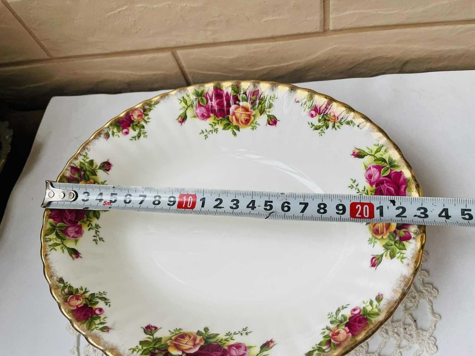 ROYAL ALBERT красива купа за сервиране от костен порцелан от Англия