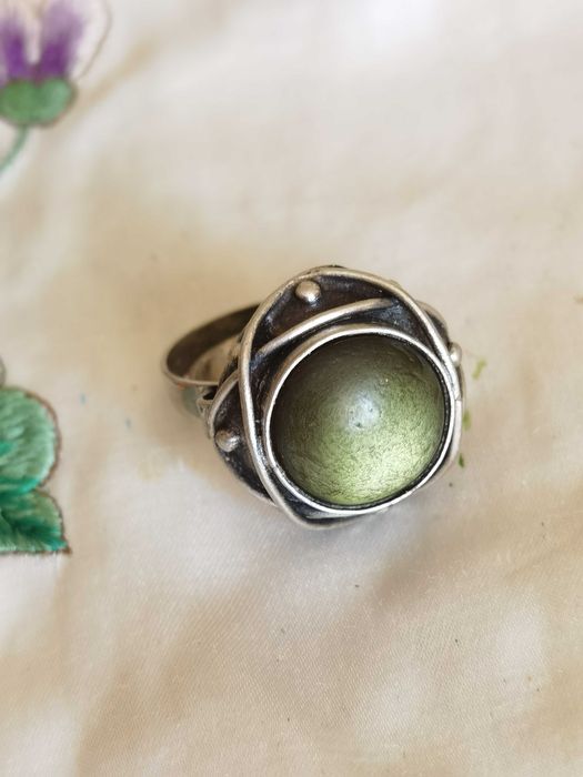 Прекрасен Старинен Царски Регулируем Пръстен със Зелен Камък.