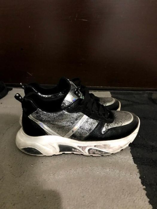 Женские кроссовки