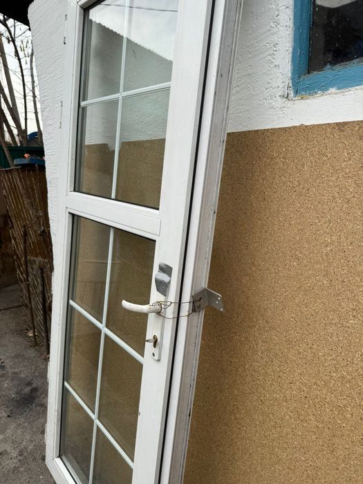 Пластиковая дверь