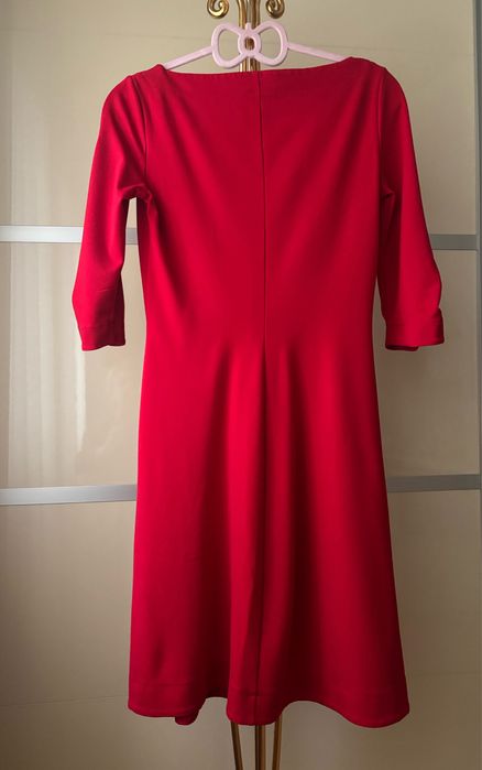 Рокля на ,,Max Mara“.Размер М.Слагана е веднъж.Като нова.Без забележки