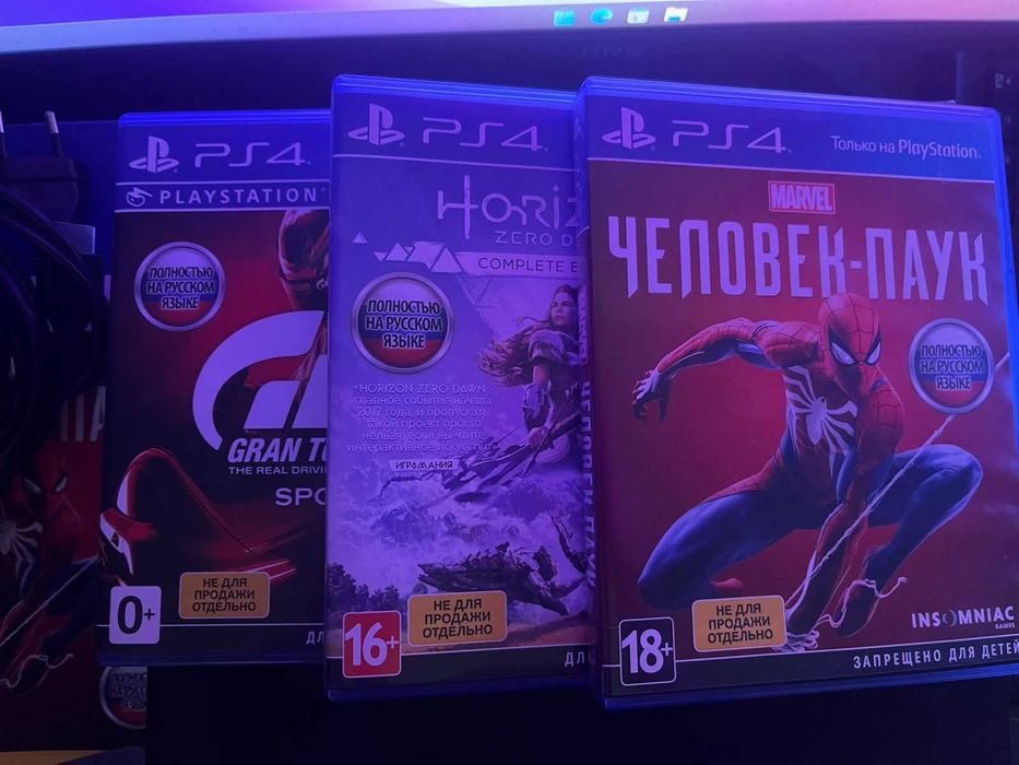 PlayStation 4 Slim + 1 геймпад