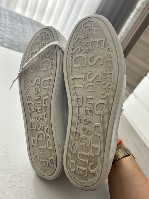 Бели сникърси Guess 38н