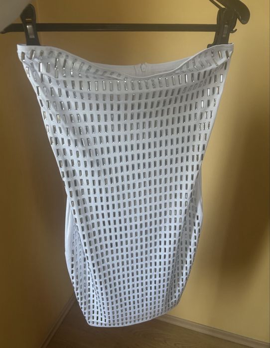 Бяла рокля с камъни