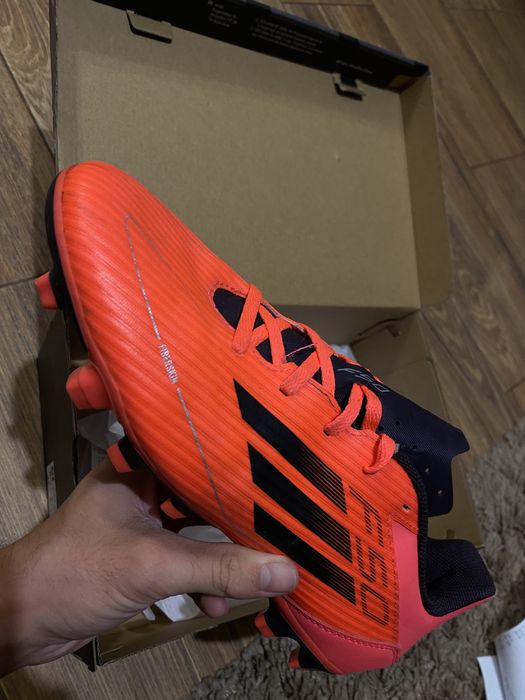 Crampoane noi Adidas