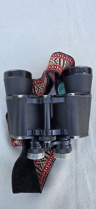 Binoclu Yashica 10x50.