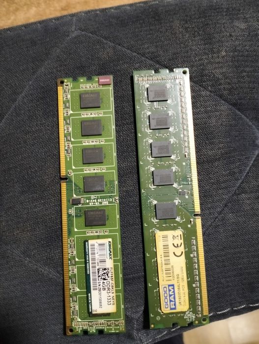 Plăcuțe RAM 4 si 8 GB