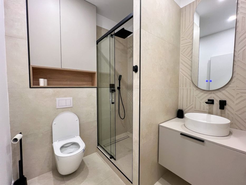 Inchiriez apartament 3 camere in zona Centrala cu parcare