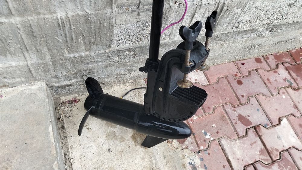 Vând motor barcă de pescuit