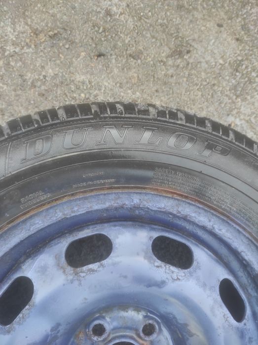 Jantă cu anvelopa de iarnă 195/65/R15 și 4 jante. De