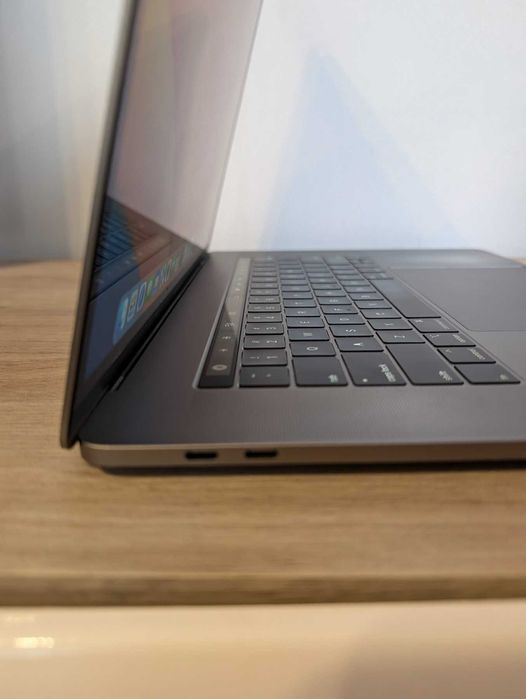 MacBook Pro 2019 6-Core i7 16GB Ram 250GB SSD Radeon 4GB Touchbar