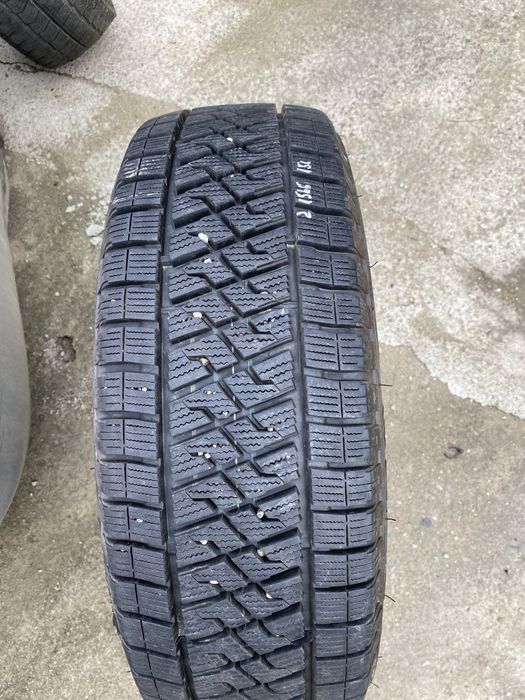 Cauciuc 215/65 R15 C Pret 200 lei stare perfecta