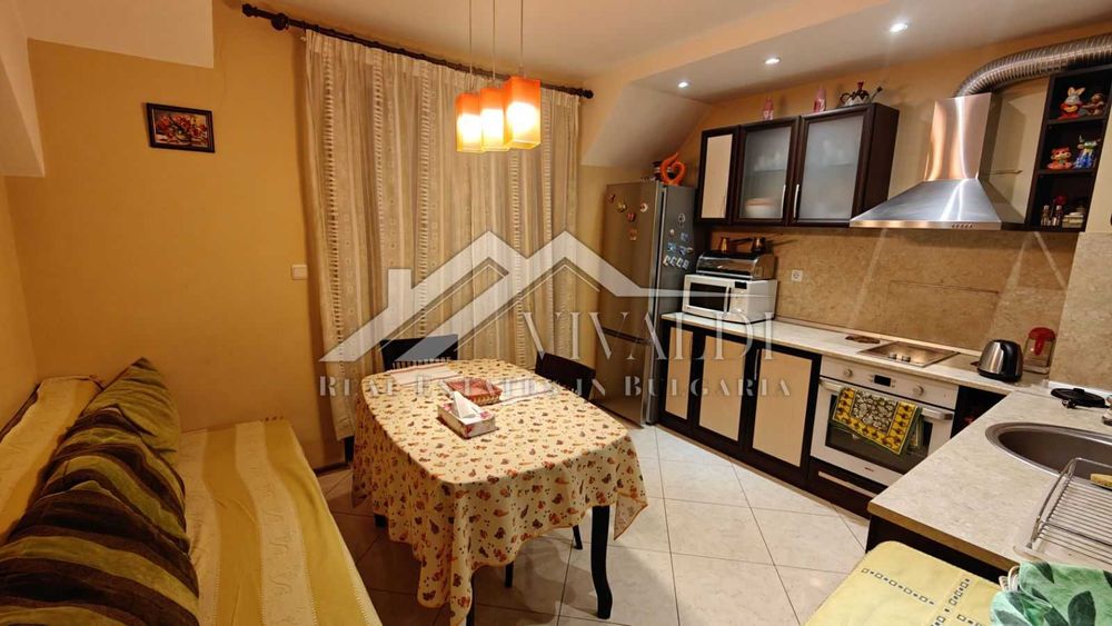 Четиристаен обзаведен апартамент в центъра на Варна