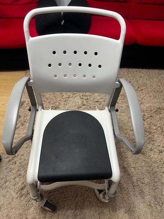 Scaun de toaleta & dus cu galeata detasabila din plastic cu roti