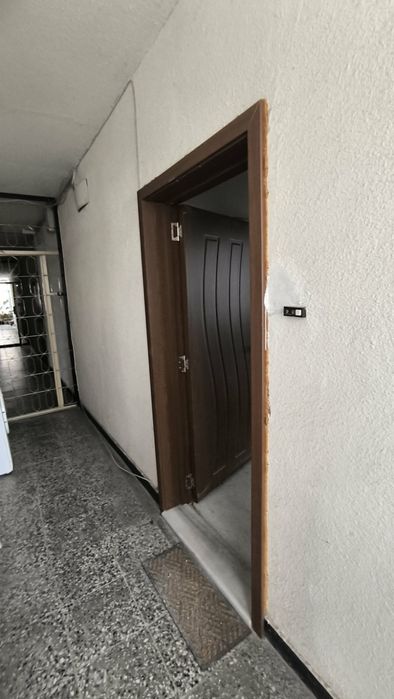 Входна врата с мраморен праг