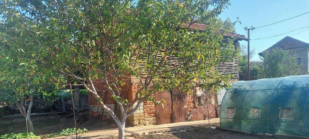 Продавам  двуетажна къща с двор в с. Горна Бешовица.