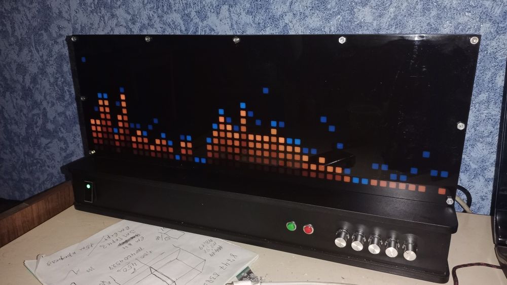 Усилитель D класса с спектро анализатором.