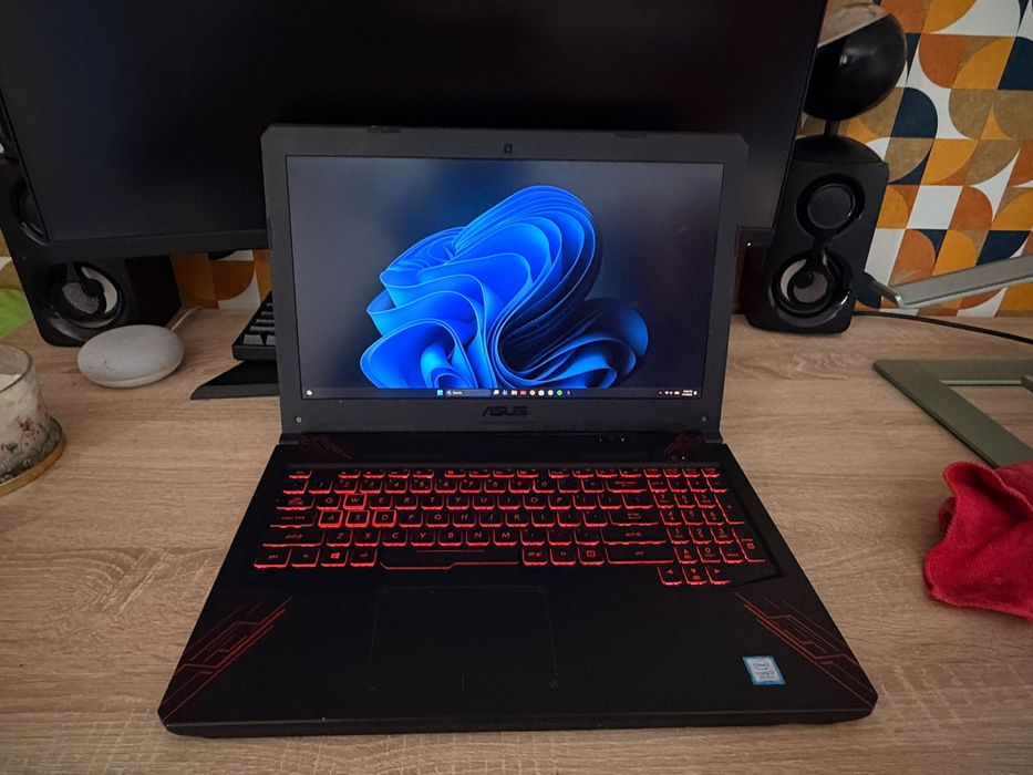 Laptop Asus FX504. Windows 11 PRO, i7-8750H, GTX 1050