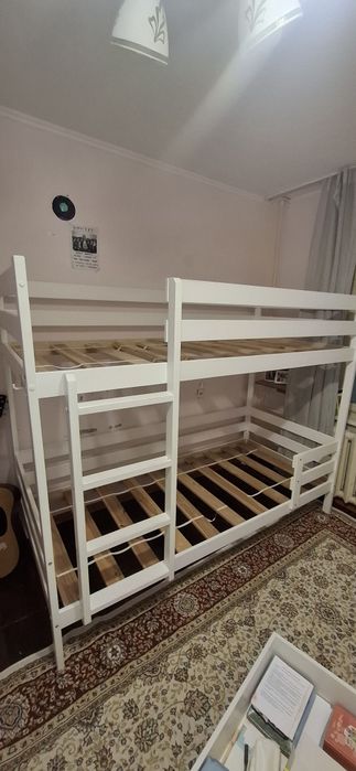 Двухъярусная кровать с матрасами