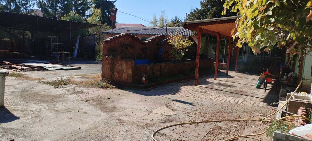 Продавам производствен имот с къща в град Лозница