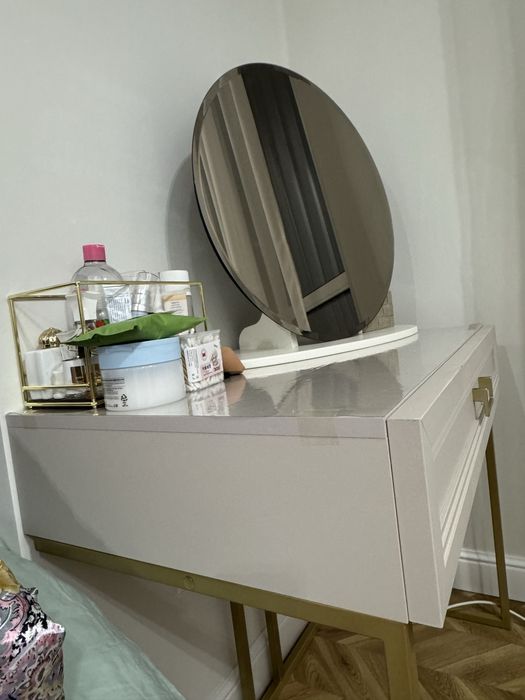 Туалетный стол с зеркалом
