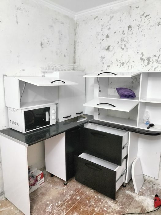 Продам кухонный гарнитур.Спальный гарнитур.