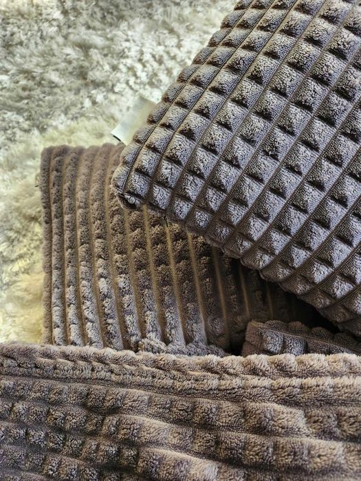 Продавам в комплект 2 одеяла и 2 възглавници