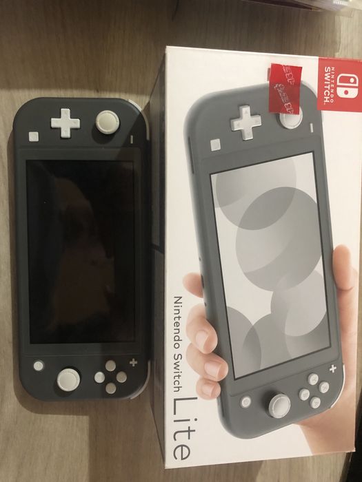 Nentenda Switch Kam foydalanilgan, mukammal holatda, qutida.